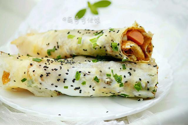成品图。以上面糊我做了5个煎饼果子，皮儿非常薄，当然你也可以摊厚点做成3-4个。
如图洋鸡蛋的效果没有土鸡蛋色泽金黄，但口感是一样的。
