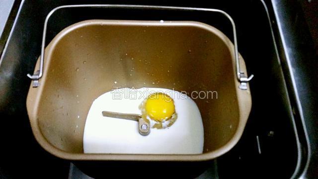 面包桶先下牛奶、全蛋液、糖、盐