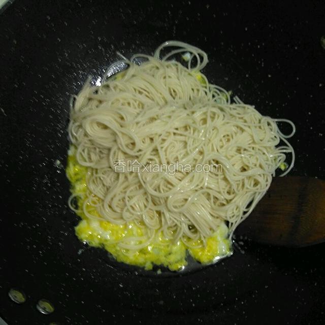 把过了凉水的面条加入