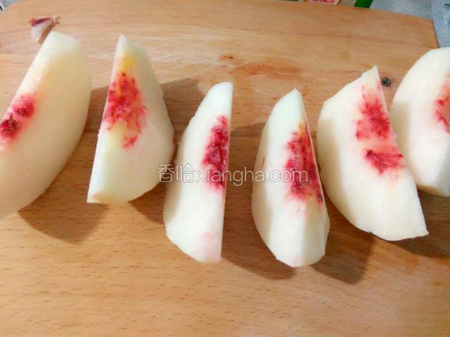 水蜜桃捎皮切小块