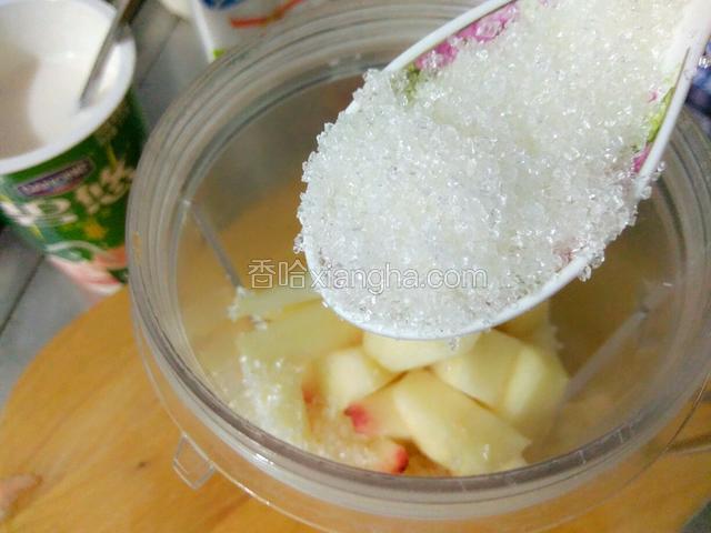 水蜜桃切好放到搅拌机，加半匙白糖（如果水蜜桃够甜就不用）