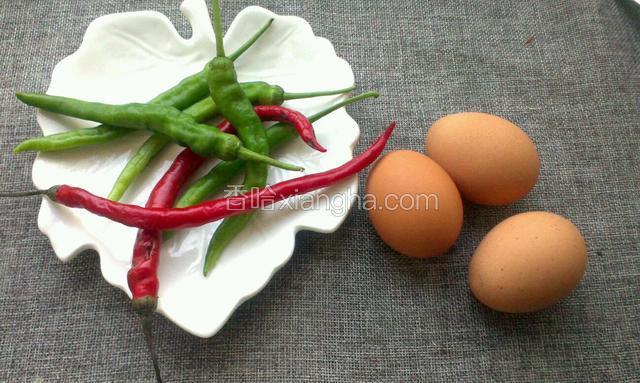 准备食材，小尖辣椒洗净