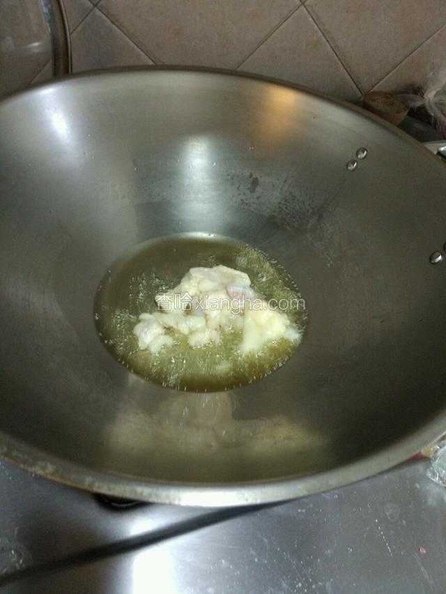 锅里放适量的油，少点没事，把鸡厚脂肪放入，榨油！