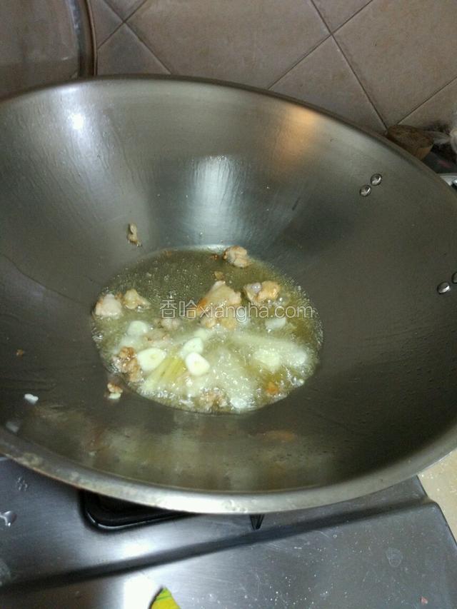 炸好油，把大蒜和姜放入，爆香！