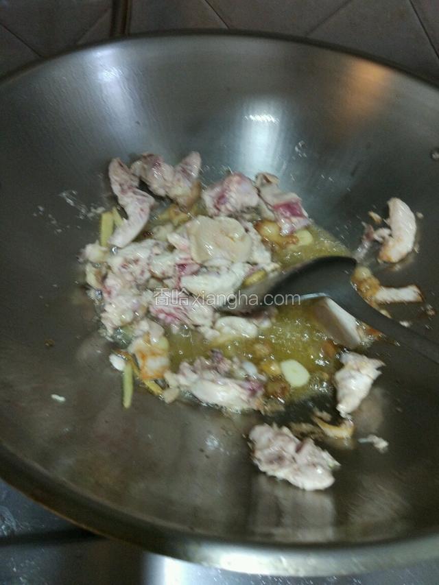 把鸡肉放入快速翻炒，放适量的的料酒炒均匀！