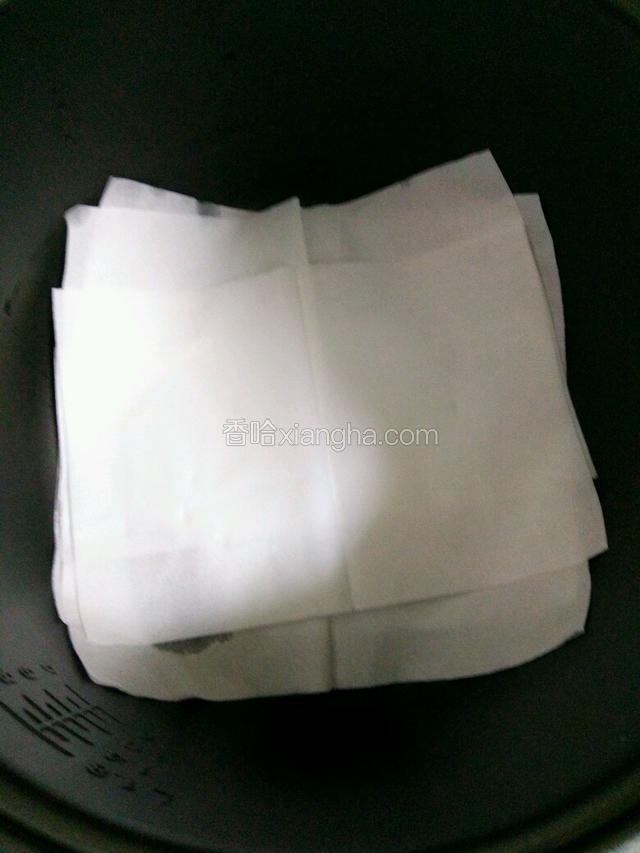纸巾铺在干净的电饭锅里