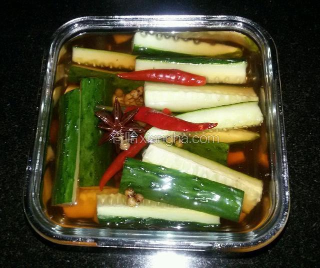 料水要沒过黄瓜，然后盖上密封盖室温发酵七天以上。（我一般腌制一个月）