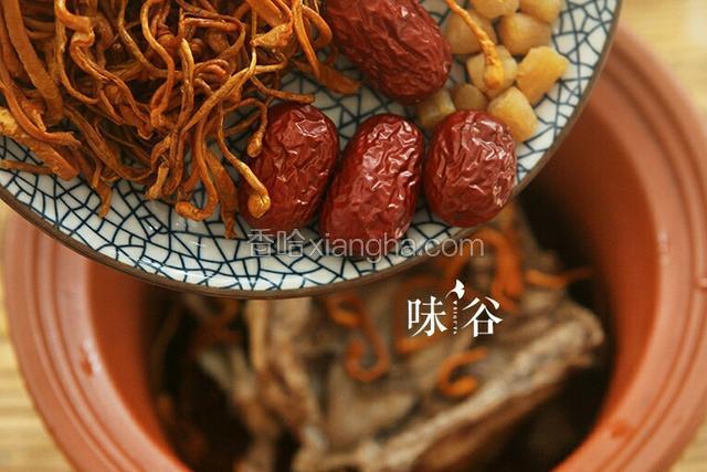 除枸杞外，所有材料和姜片一起入炖锅，加适量清水炖1个半小时。