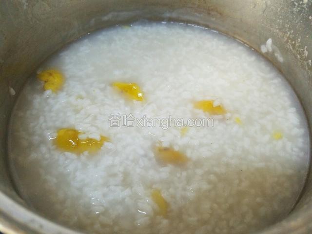 煮好的板栗粥放入白糖即可。