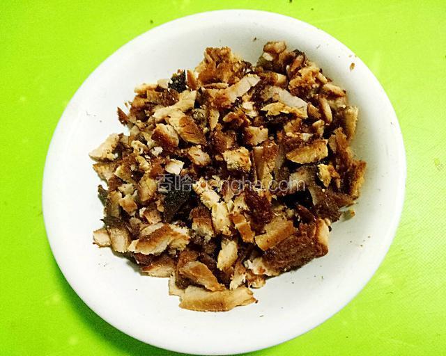 叉烧切粒。