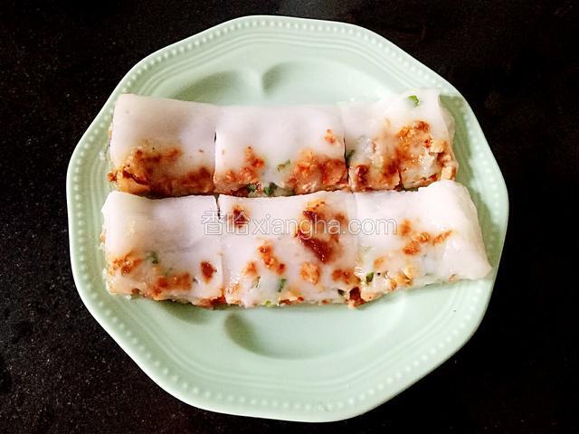 卷成卷状，用刮刀把每条切成三份。