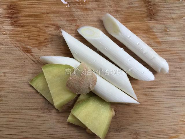 葱切段，姜切片。