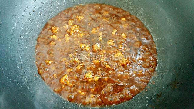 煮至冒泡时加入生抽和糖炒匀。
