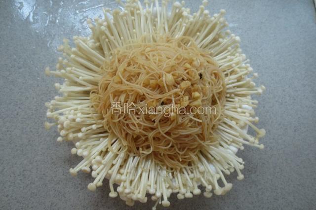 将粉丝放入金针菇中间。
