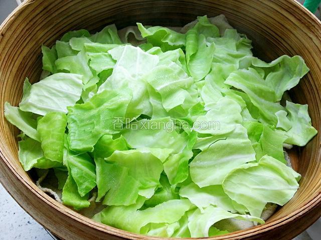 盖盖蒸一分钟，端出（经过这样处理的圆白菜口感更好，炒出来颜色也不变，还节约了烹制时间）