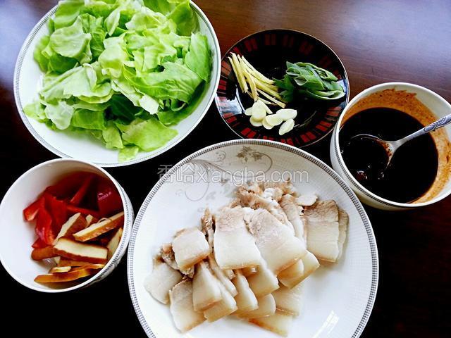 都准备好了（豆腐干切条、红椒切不规则片状。这两样可以不加）开炒！