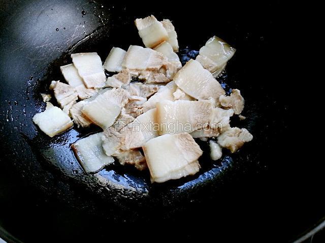 锅里油烧至六成热，下肉片煸炒