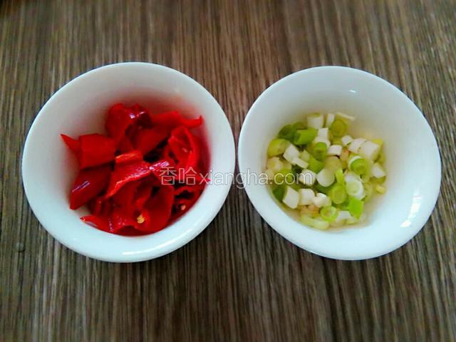 辣椒和葱都切好备用