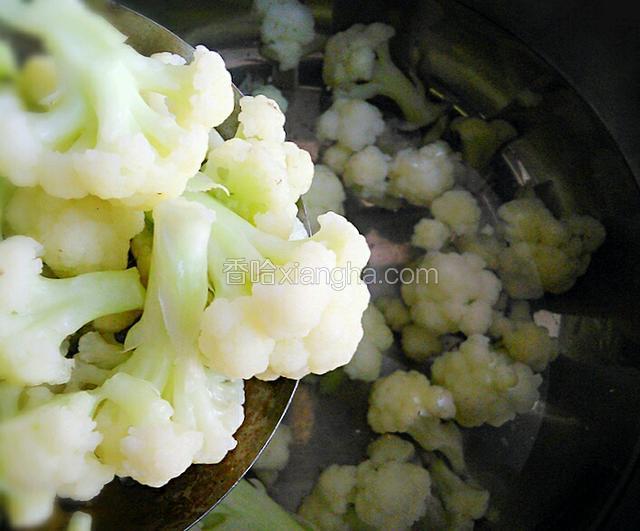 变色后捞出，过下凉水沥干水分
