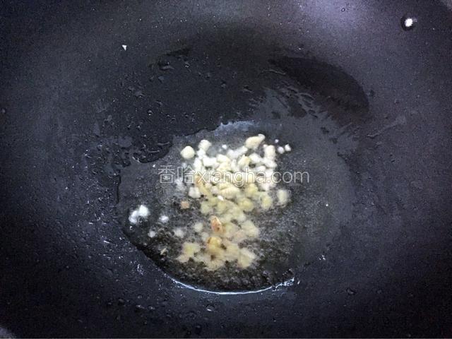 锅中倒入适量油烧热后放入姜蒜爆香