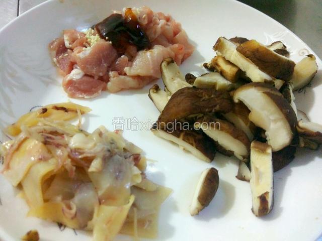 香菇切好，鱿鱼干切条，瘦肉切薄片用蚝油鸡精，盐腌制一会