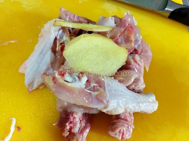 鸡，斩件，姜片备用