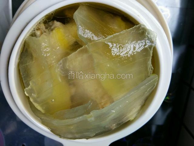 炖一个小时后打开放入芦荟，接着再炖一个小时