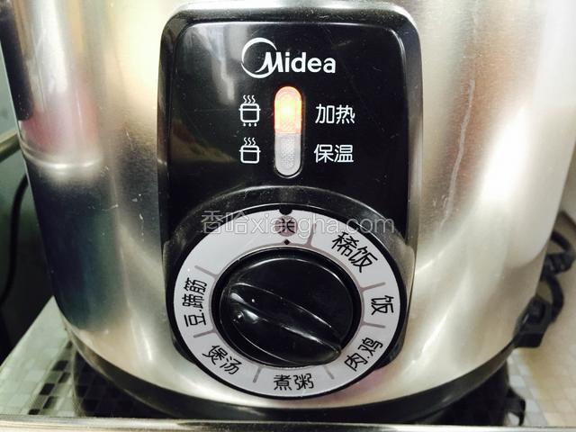 把内胆放入压力锅中，拧到豆 蹄筋档。