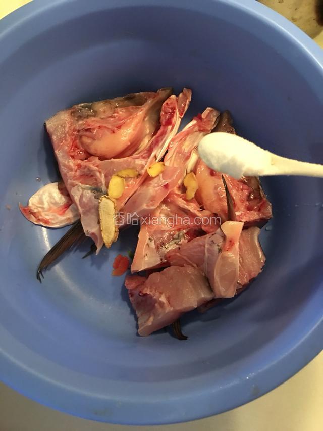 鱼头切块，用盐和姜盐15分钟