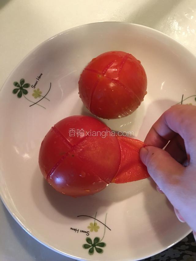 番茄捞起，去皮