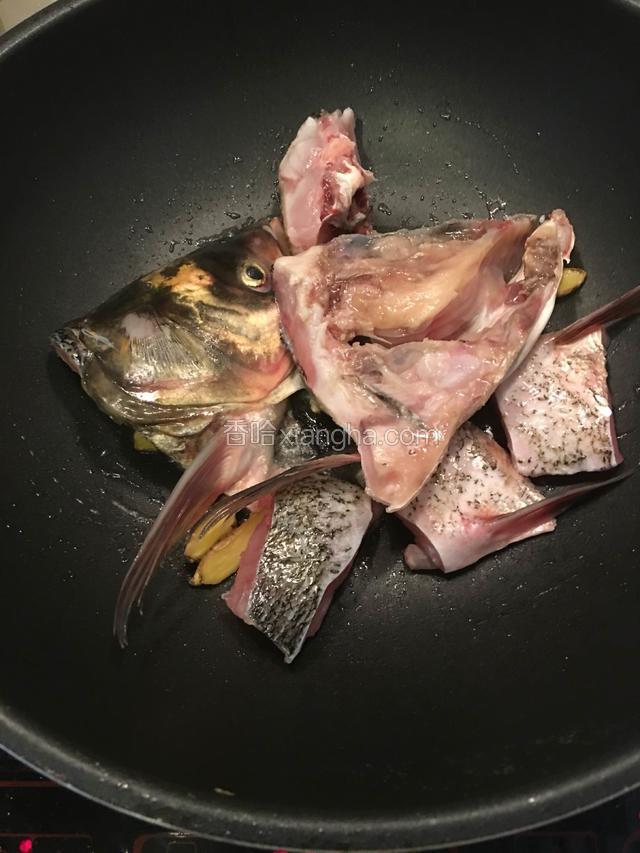 热锅下油，放姜片，先将鱼煎变白色