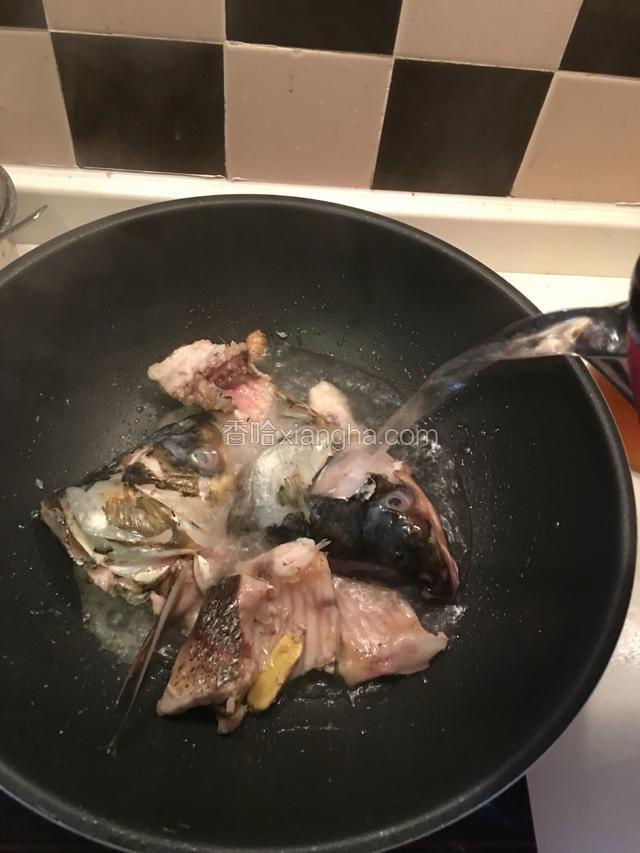 加入适量滚开水，浸过鱼头