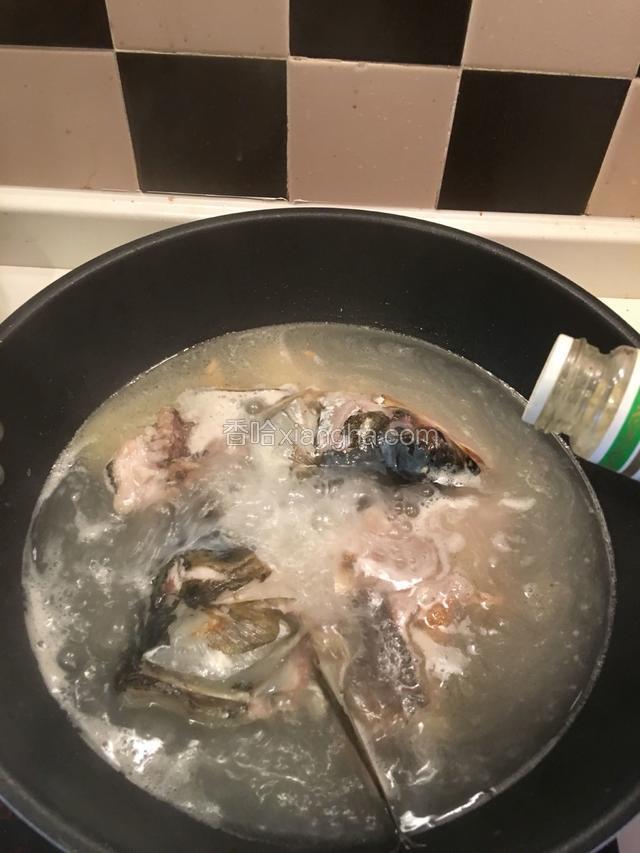 加入适量胡椒粉，料酒，盖锅盖大火煮5分钟