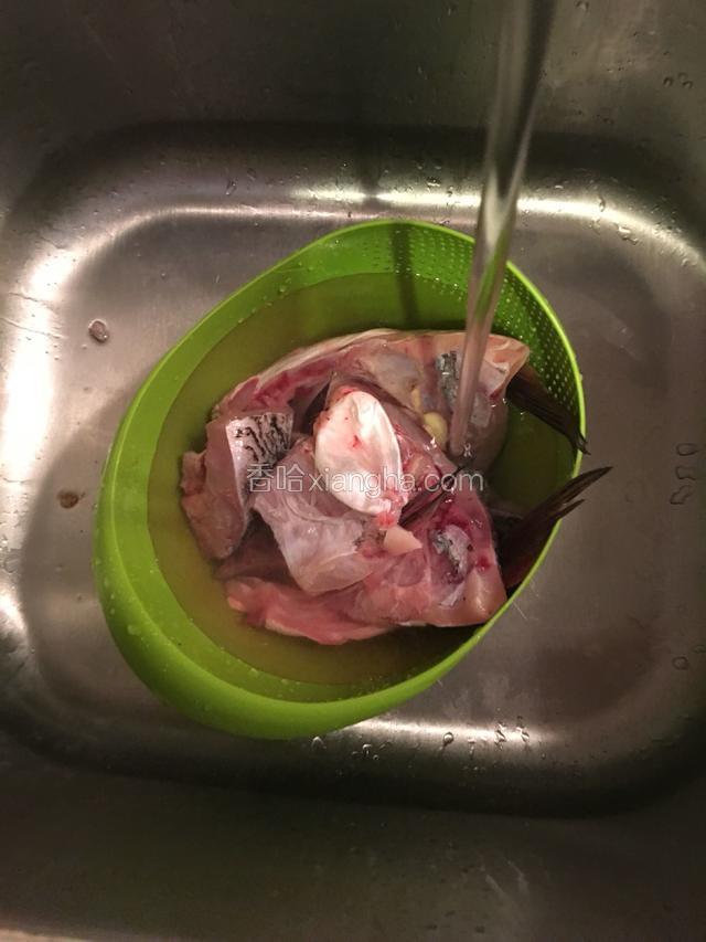 鱼头用水冲洗干净