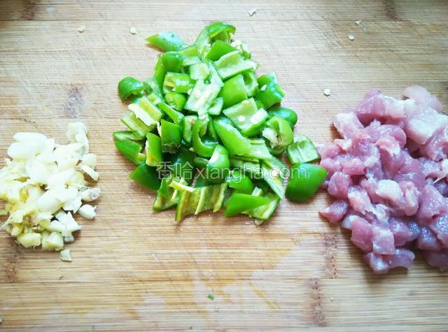 肉切丁，辣椒切小片