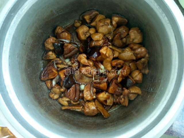 把鸡腿和香菇放在电饭锅底部