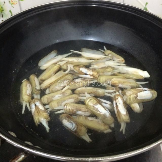 锅烧开水放入蛏绰水开壳。