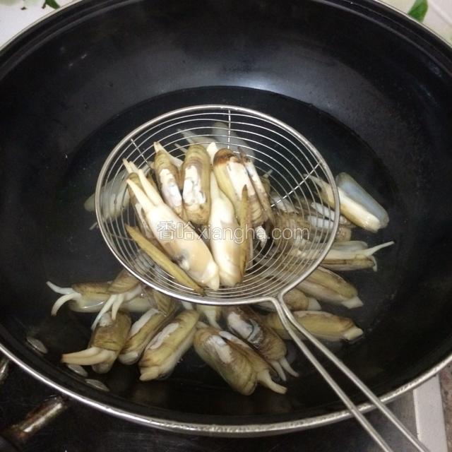 蛏子开口立马一个一个捞出沥干水分。