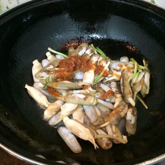 加入牛肉麻辣酱，大火翻炒均匀。