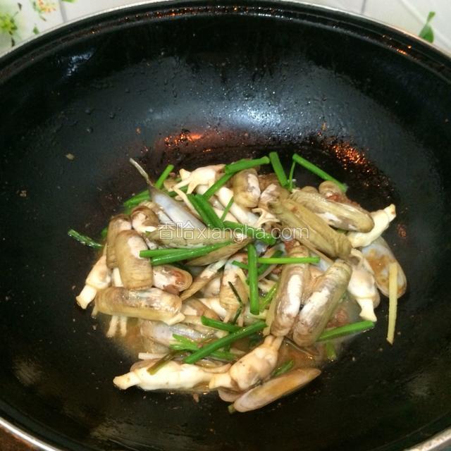 淋入一点料酒，并倒入一点酱油，炒出香味，关火撒葱绿即可。
