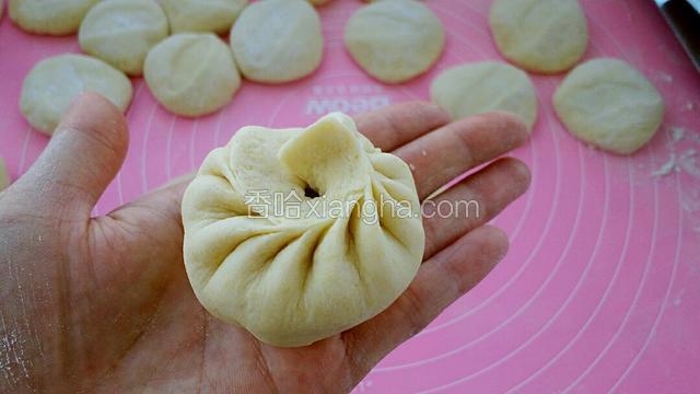 直至捏出一圈褶状收口为止。