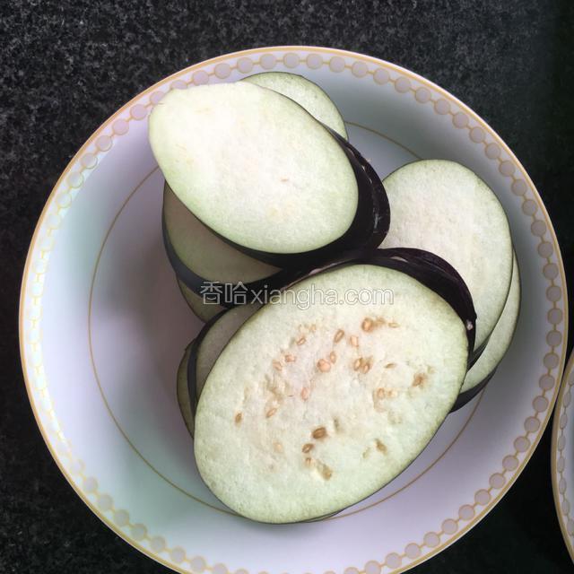 将茄子洗净切片（两片之间不切断，为一片）