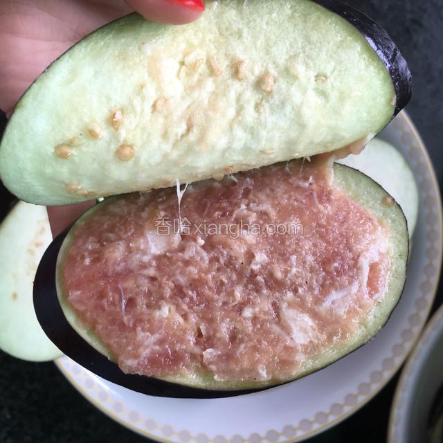 将肉馅儿夹在茄子中间