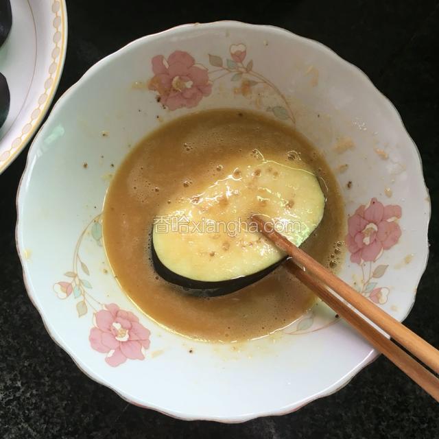 下锅前将茄饼裹上调好的酱料