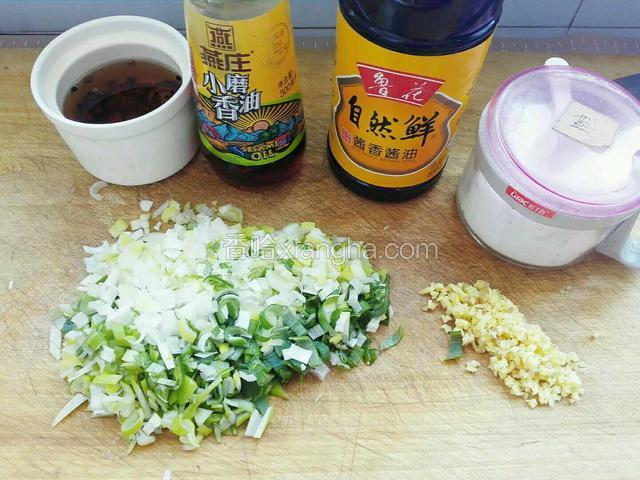准备香油，生抽酱油，盐，姜末和大葱碎，调味料水