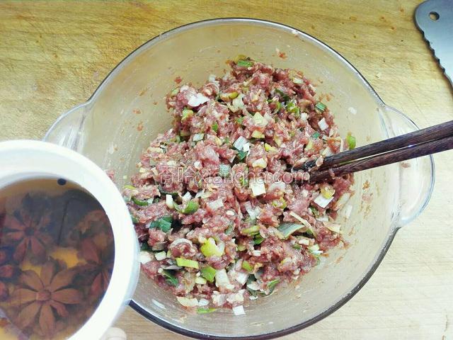 分次加入调味料水，顺时利搅打上劲