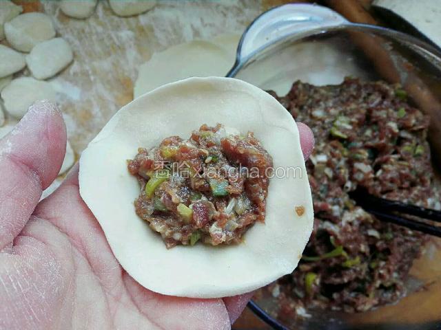 用擀面杖擀成饺子皮，包入牛肉馅