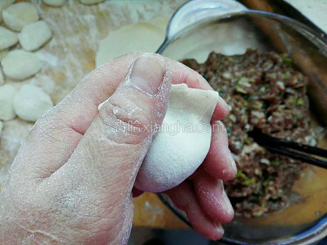 双手挤出鼓肚饺子