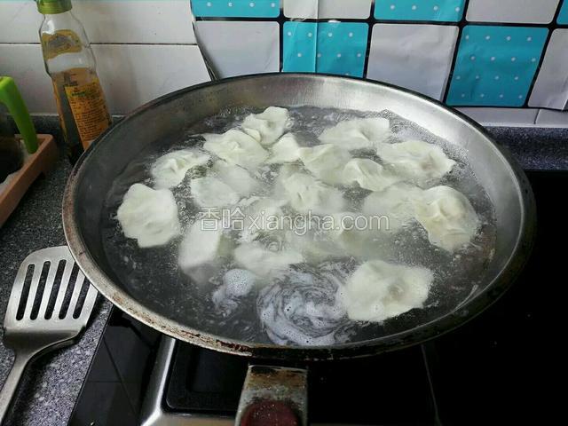 锅中放宽水，水开下入饺子煮熟