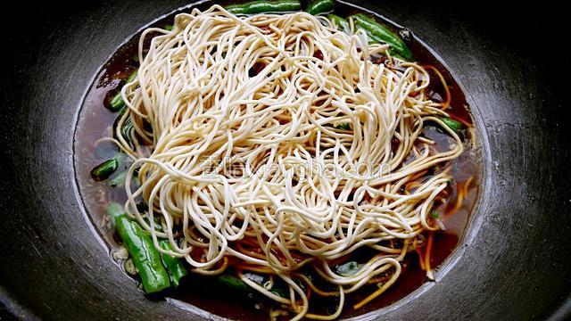 铺上面条，盖上锅盖，中小火焖上15分钟。